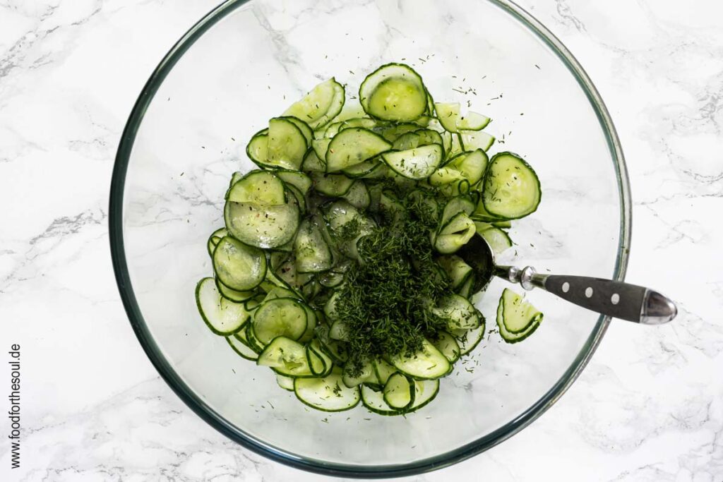 Gurkenscheiben mit Salatdressing und Dill verrühren - Schritt 5