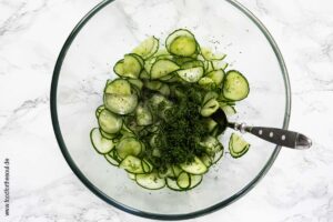 Gurkenscheiben mit Salatdressing und Dill verrühren - Schritt 5