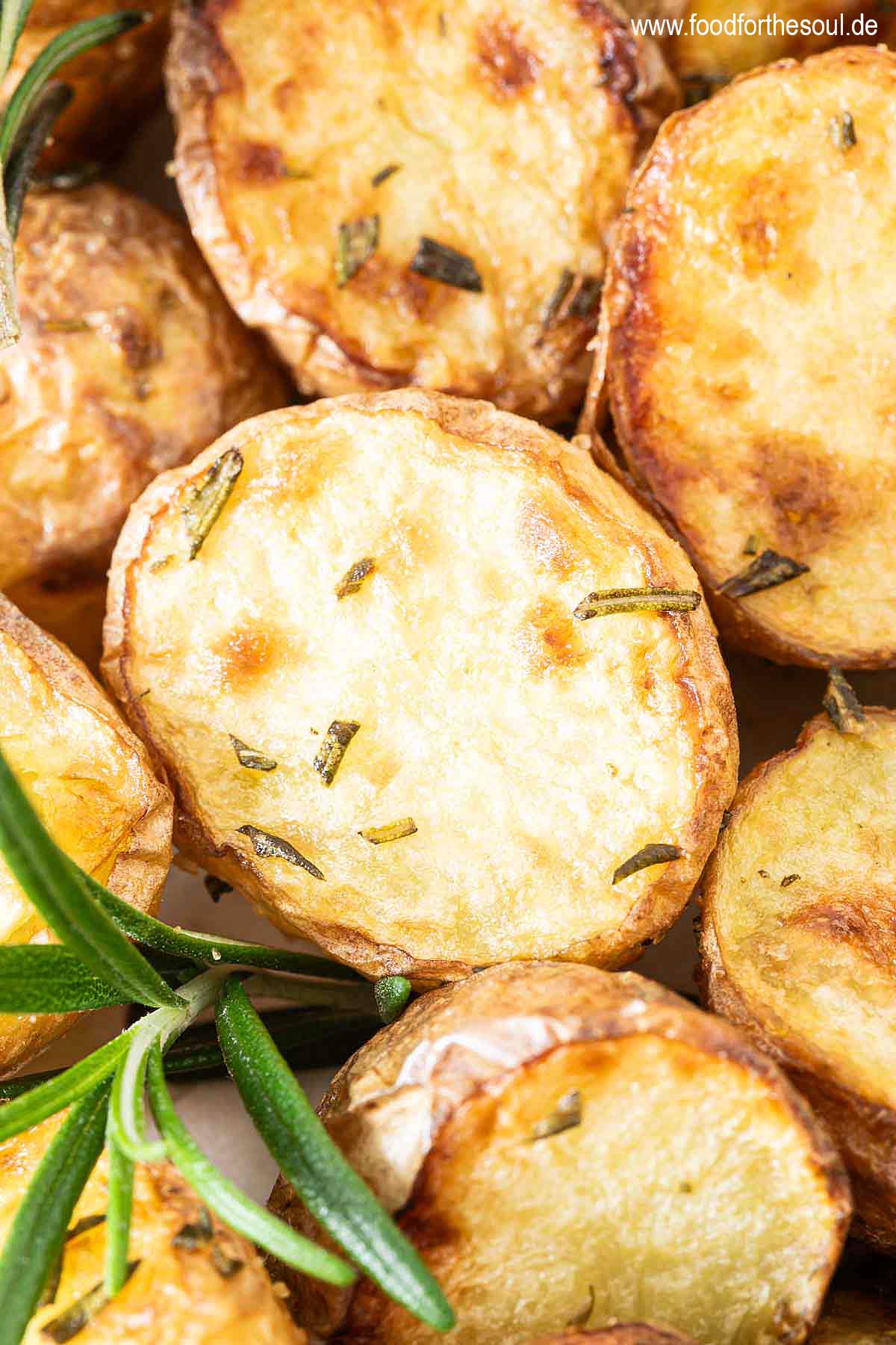 Im Airfryer frittierte Rosmarinkartoffeln garniert mit frischem Rosmarin