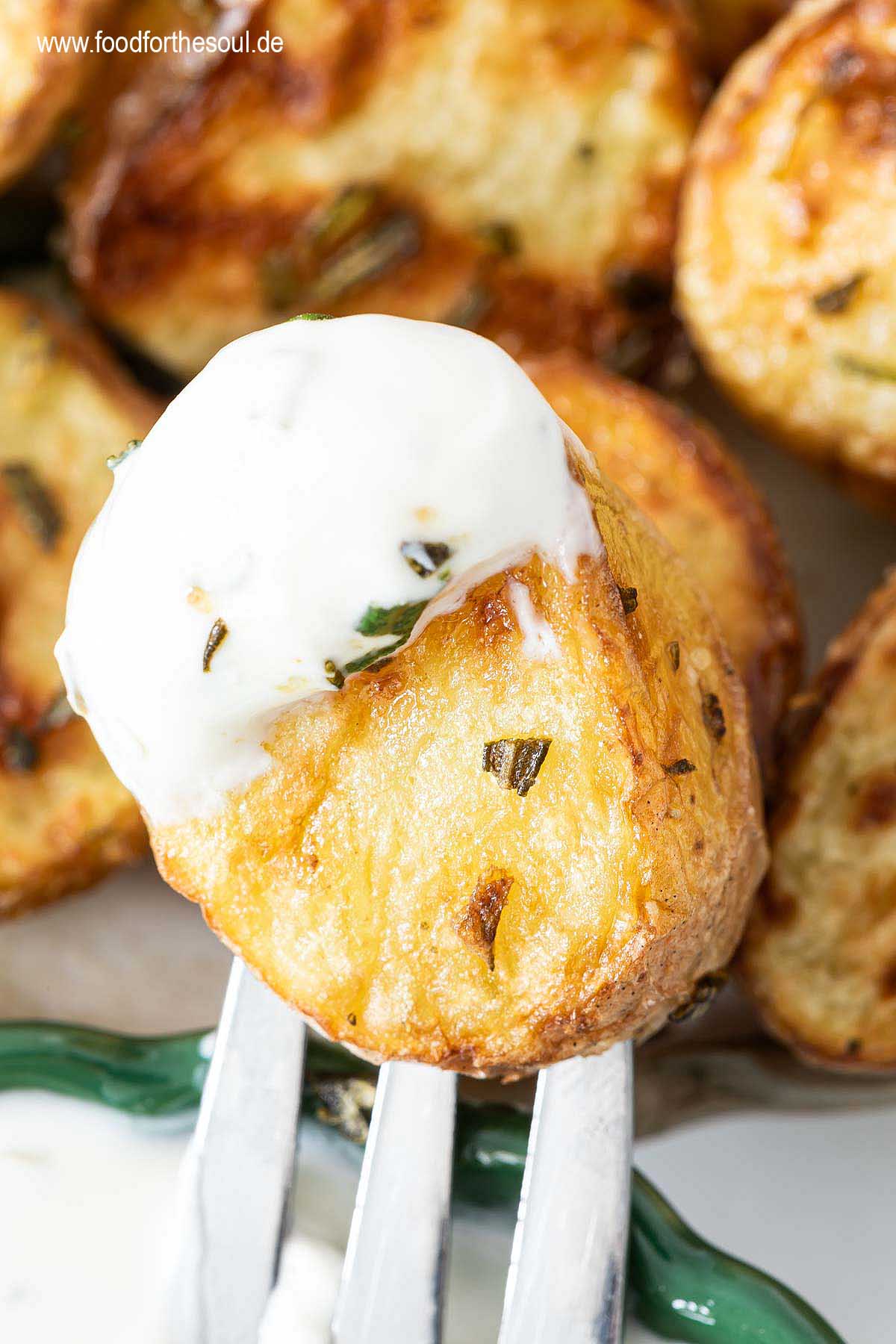 Rosmarinkartoffel in Kräuterquark gedipt