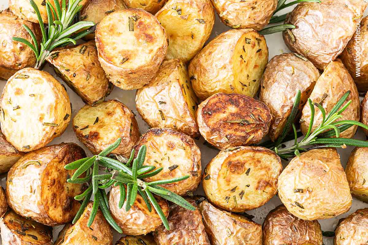 Im Airfryer frittierte Rosmarinkartoffeln garniert mit frischem Rosmarin