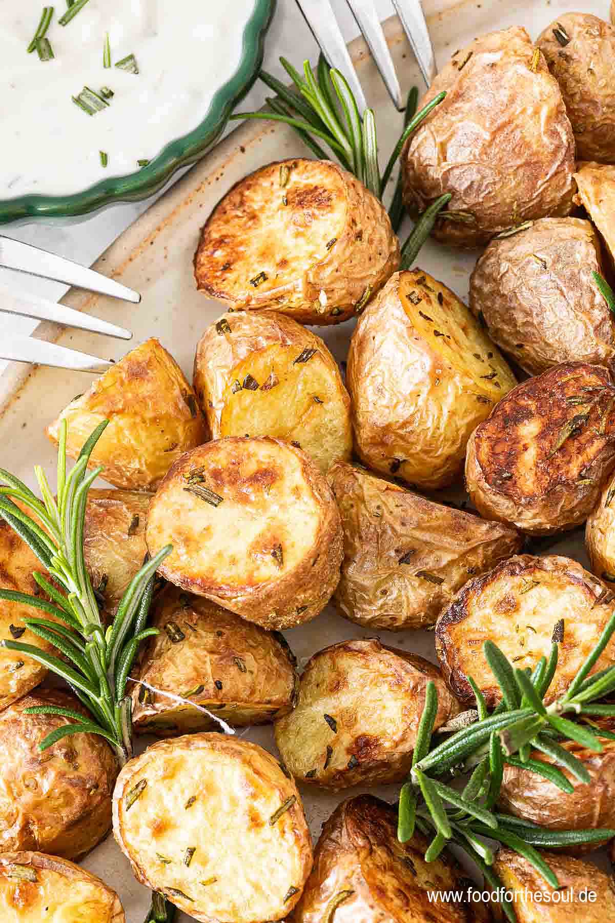 Im Airfryer frittierte Rosmarinkartoffeln garniert mit frischem Rosmarin