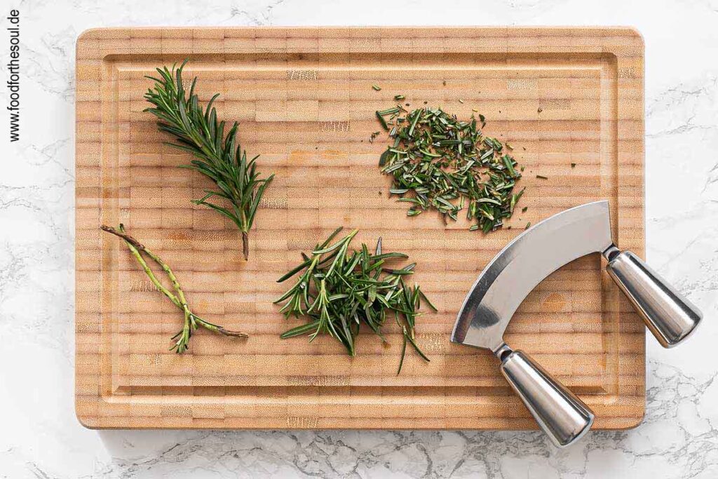 Rosmarinnadeln klein hacken - Schritt 3