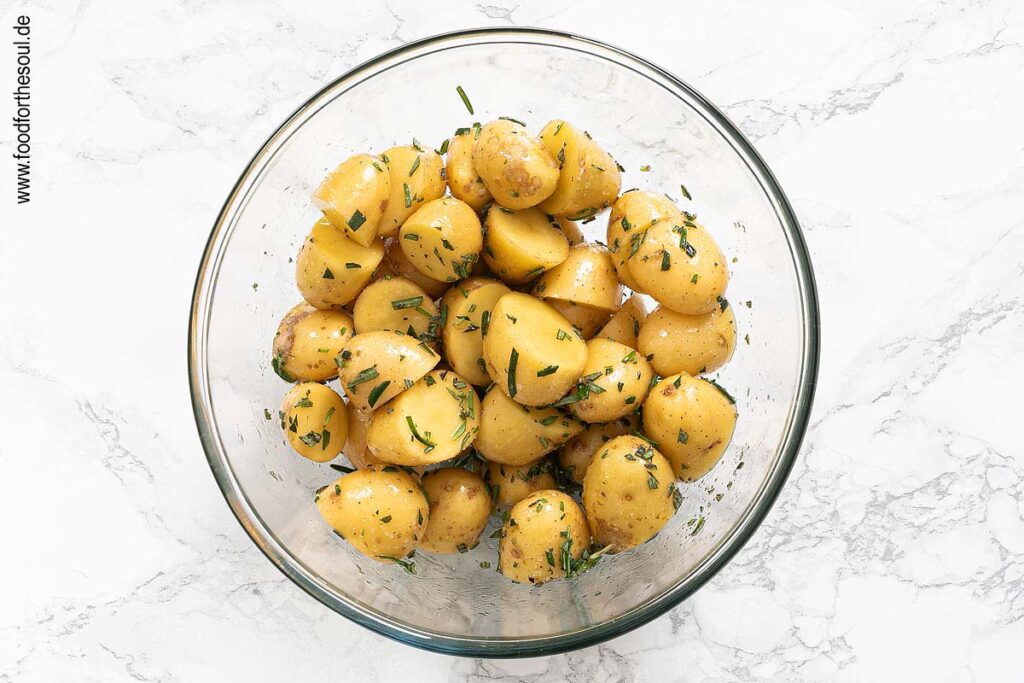 Kartoffeln mit Marinade mischen - Schritt 5