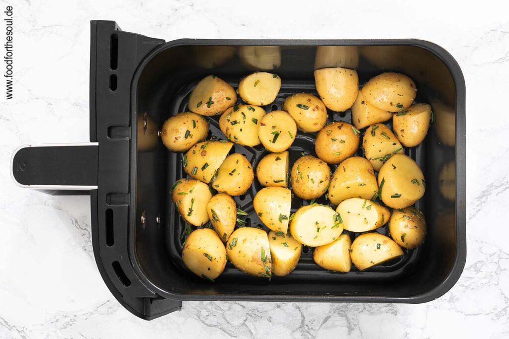 Marinierte Kartoffeln in Frittierkorb legen - Schritt 6