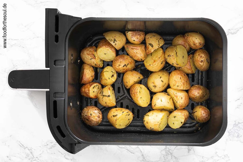 Nach der Hälfte der Garzeit Frittierkorb schütteln - Schritt 7