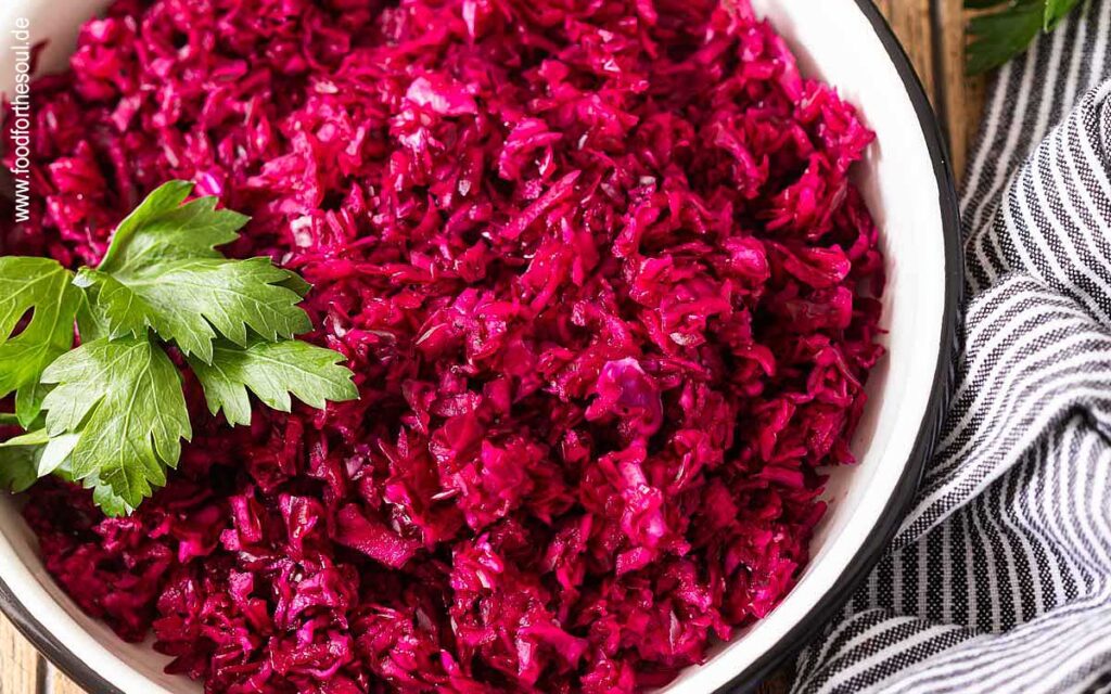 Rotlohlsalat angerichtet in einer Schüssel