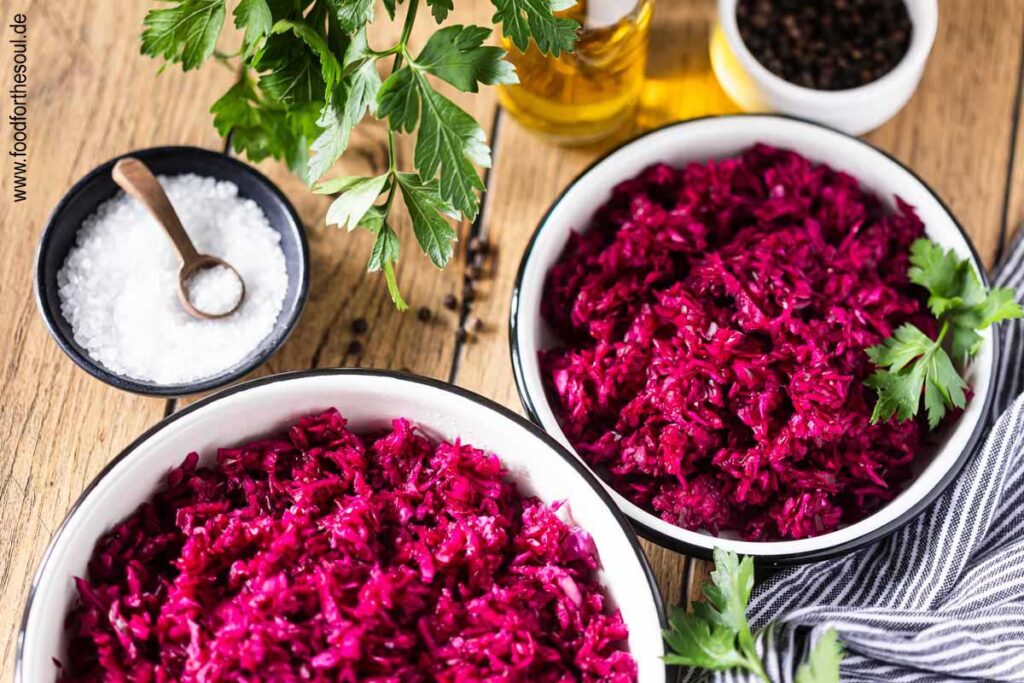 Rotlohlsalat angerichtet in einer Schüssel