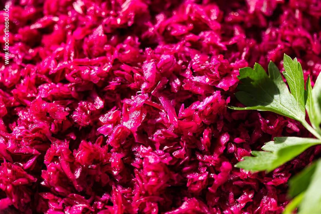 Rotlohlsalat garniert mit Petersilie