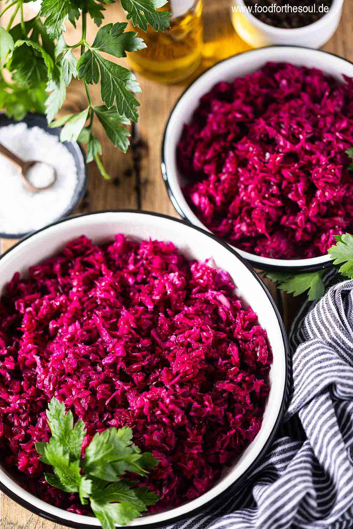 Rotlohlsalat angerichtet in einer Schüssel