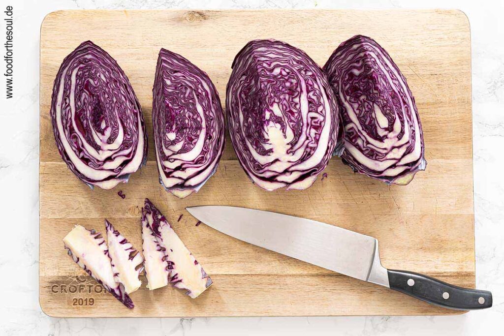 Rotkohl vierteln und Strunk entfernen - Schritt 1