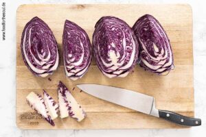 Rotkohl vierteln und Strunk entfernen - Schritt 1