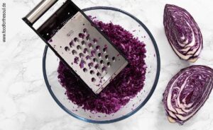 Rotkohl fein hobeln mit Gemüsehobel - Schritt 2