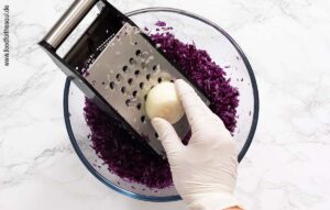 Zwiebel fein hobeln mit Gemüsehobel - Schritt 3