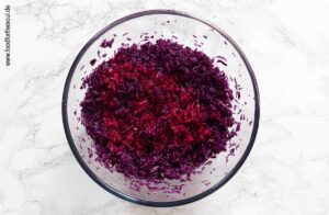 Dressing herstellen und zum gekneteten Rotkohl hinzufügen - Schritt 5