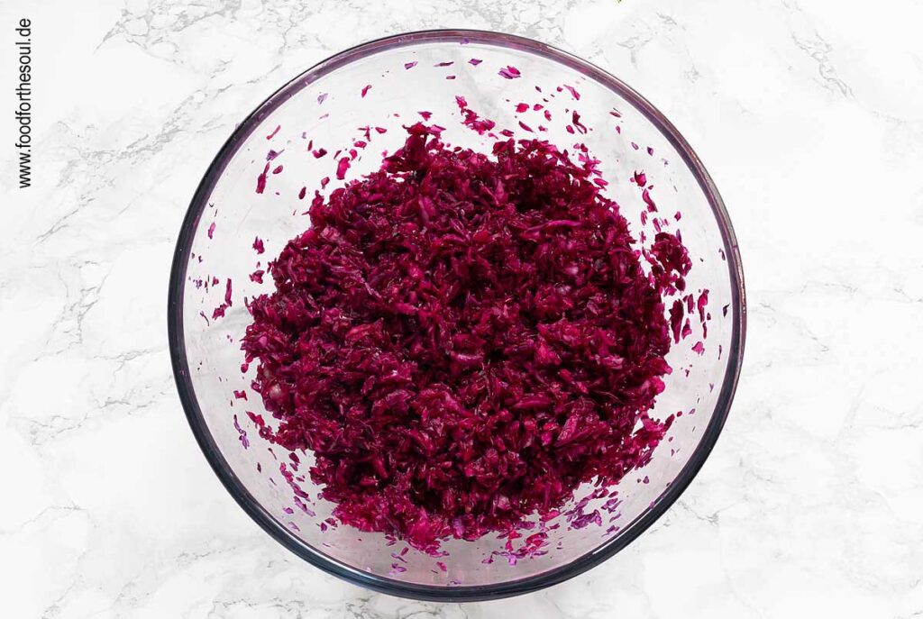 Alle Zutaten vermengen für Rotkohlsalat - Schritt 6