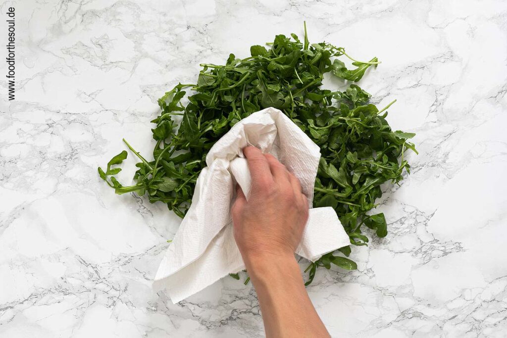 Rucola trocknen - Schritt 2