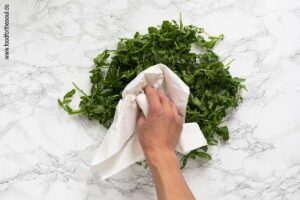 Rucola trocknen - Schritt 2