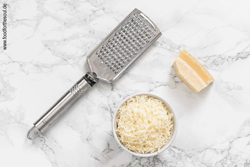 Parmesan reiben - Schritt 3