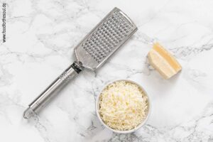 Parmesan reiben - Schritt 3