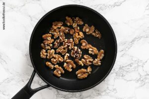 Walnüsse ohne Fett in einer Pfanne rösten - Schritt 4