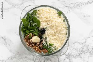 Zutaten bis auf Olivenöl im Multizerkleinerer pürieren - Schritt 5