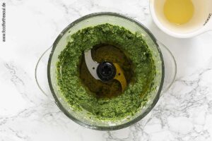 Olivenöl dem Pesto hinzufügen und verrühren - Schritt 6