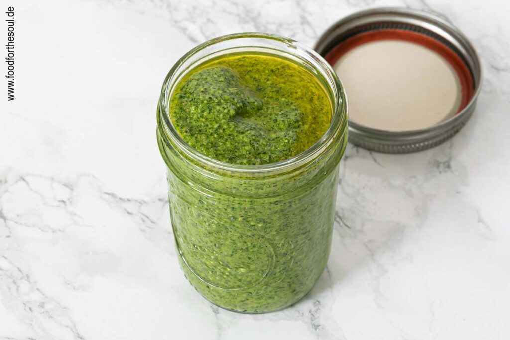 Fertiges Rucola Pesto in ein Schraubglas füllen und mit Olivenöl bedecken - Schritt 7