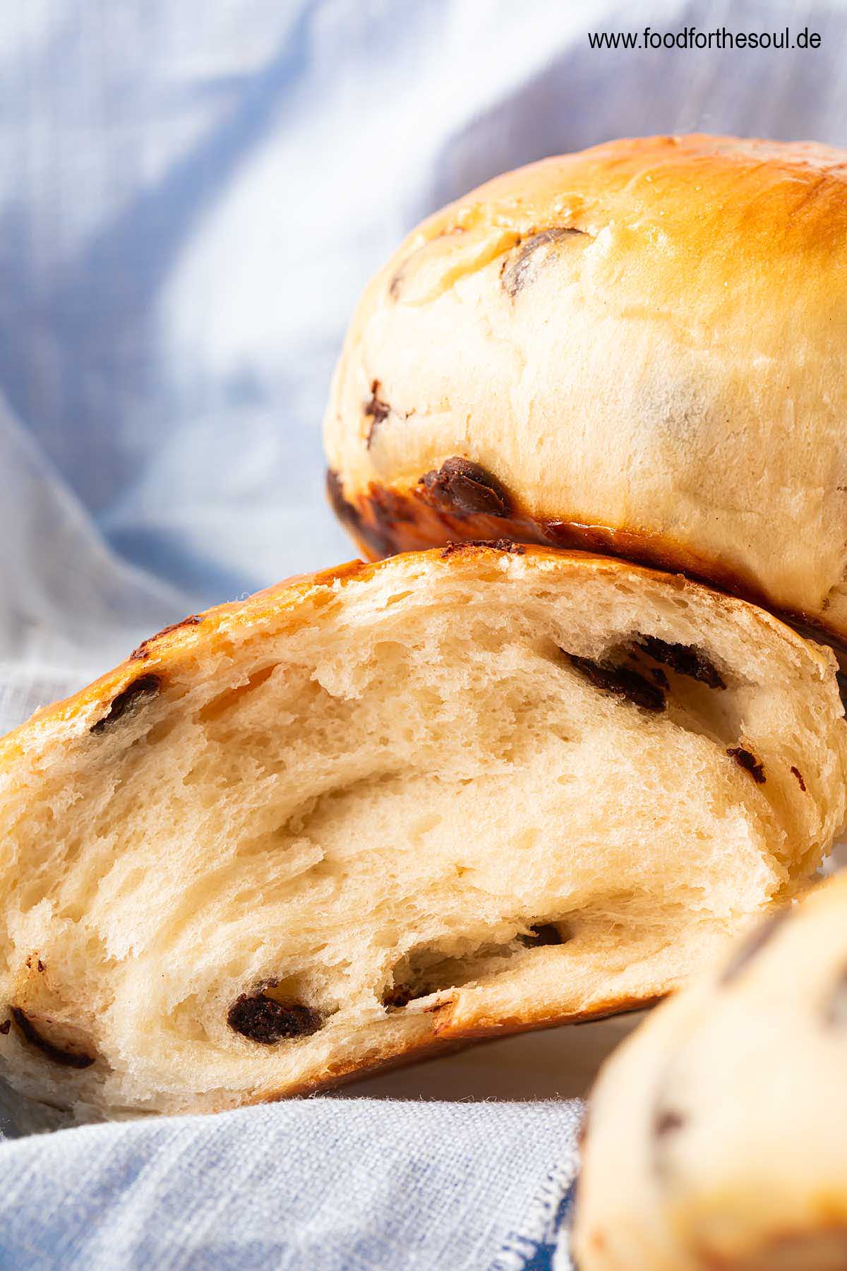 Frisch gebackenes Schokobrötchen von innen