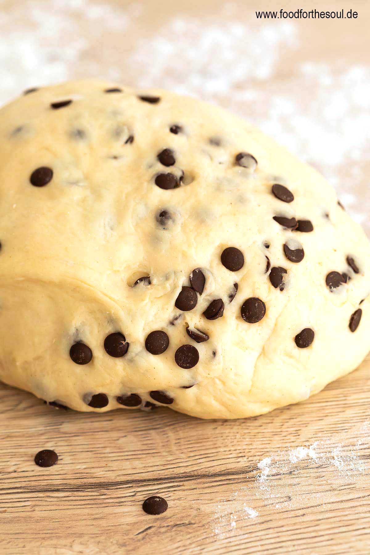 Schokobrötchen Hefeteig auf bemehlter Arbeitsfläche