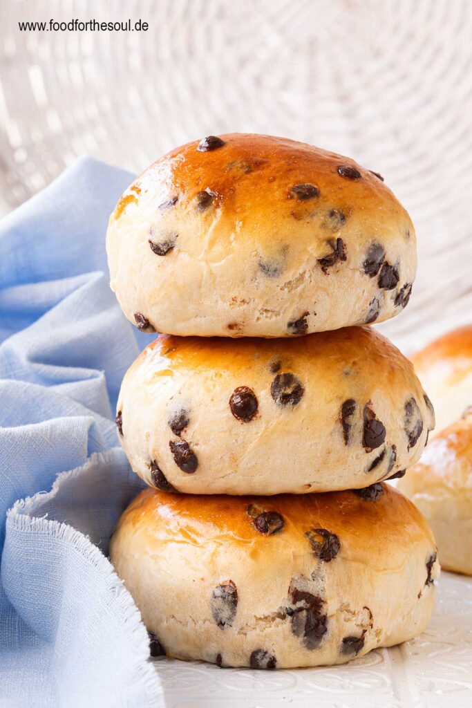 Drei frisch gebackene Schokobrötchen übereinander gestapelt