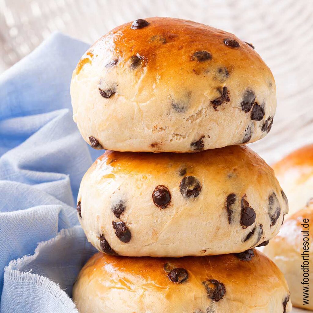 Drei frisch gebackene Schokobrötchen übereinander gestapelt