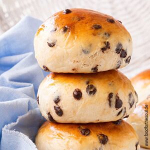 Drei frisch gebackene Schokobrötchen übereinander gestapelt