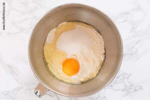 Mehl, Zucker und Ei in eine Schüssel geben - Schritt 1