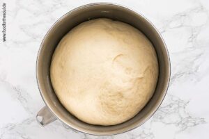 Hefeteig eine Stunde gehen lassen - Schritt 10