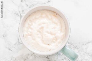 Hefe und Zucker mit lauwarmer Milch auflösen und aktivieren - Schritt 4