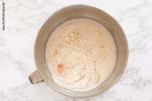 Alle Zutaten bis auf Salz zusammenfügen und miteinander verkneten - Schritt 6