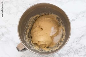 Salz zum Hefeteig geben - Schritt 7