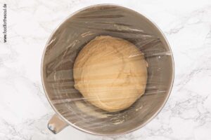 Hefeteig Schüssel mit Frischhaltefolie abdecken - Schritt 9