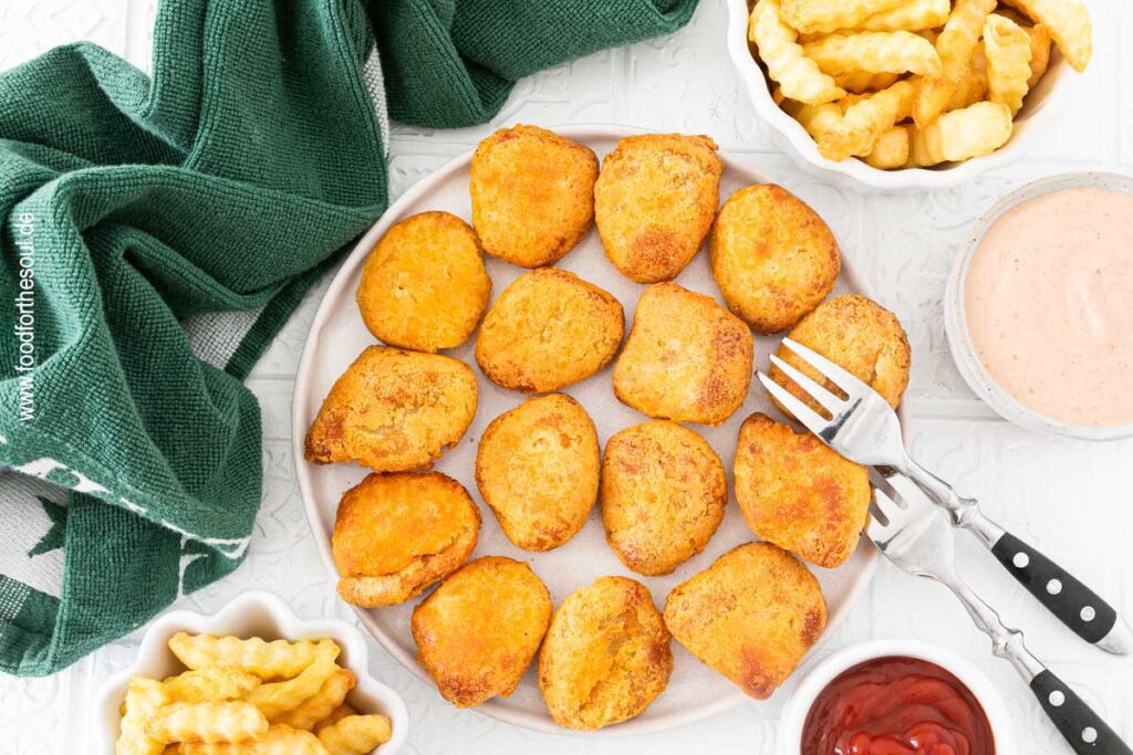 Im Airfryer frittierte TK Chicken Nugguts angerichtet auf einem Teller