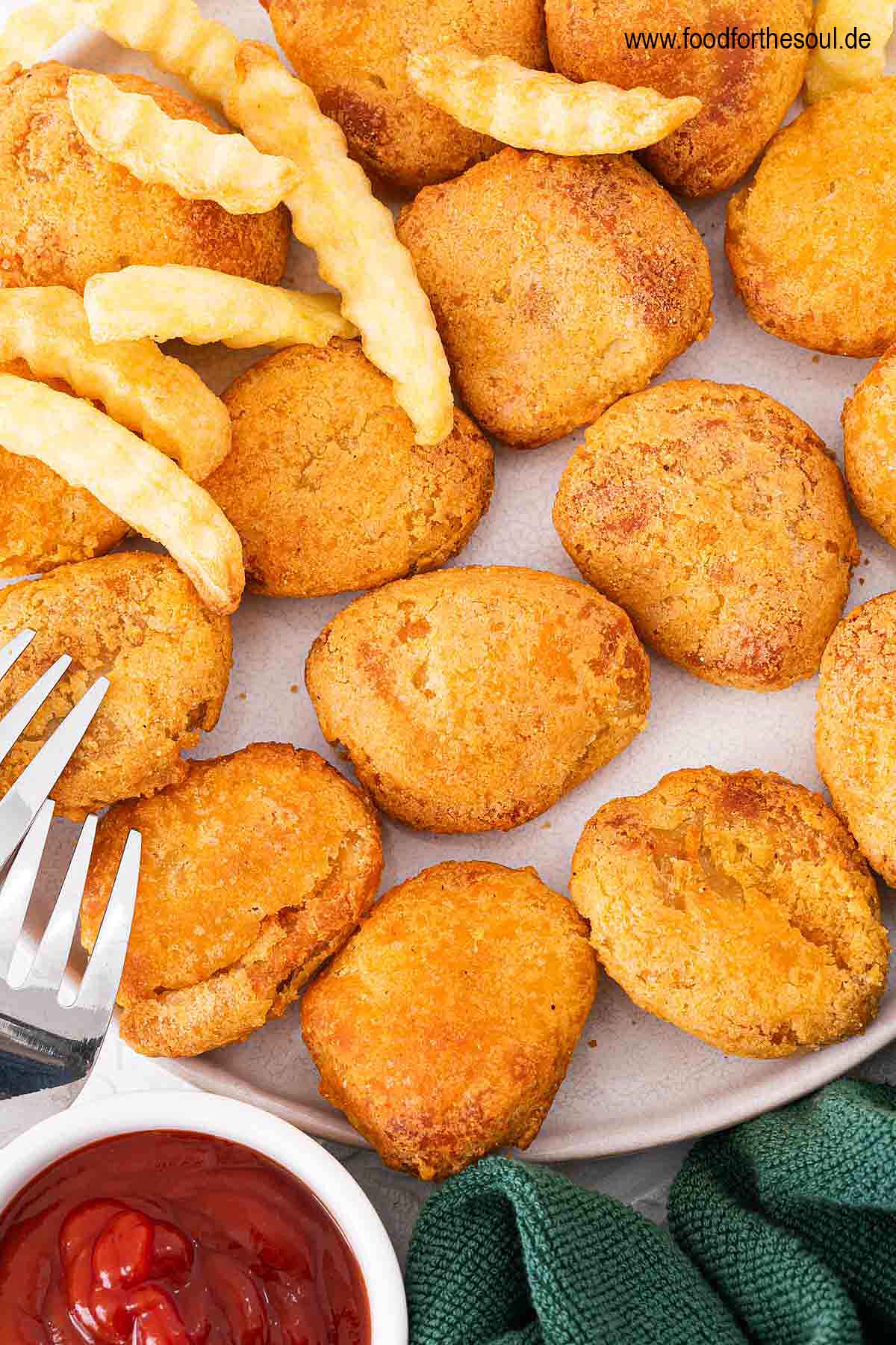 Im Airfryer frittierte TK Chicken Nugguts angerichtet auf einem Teller