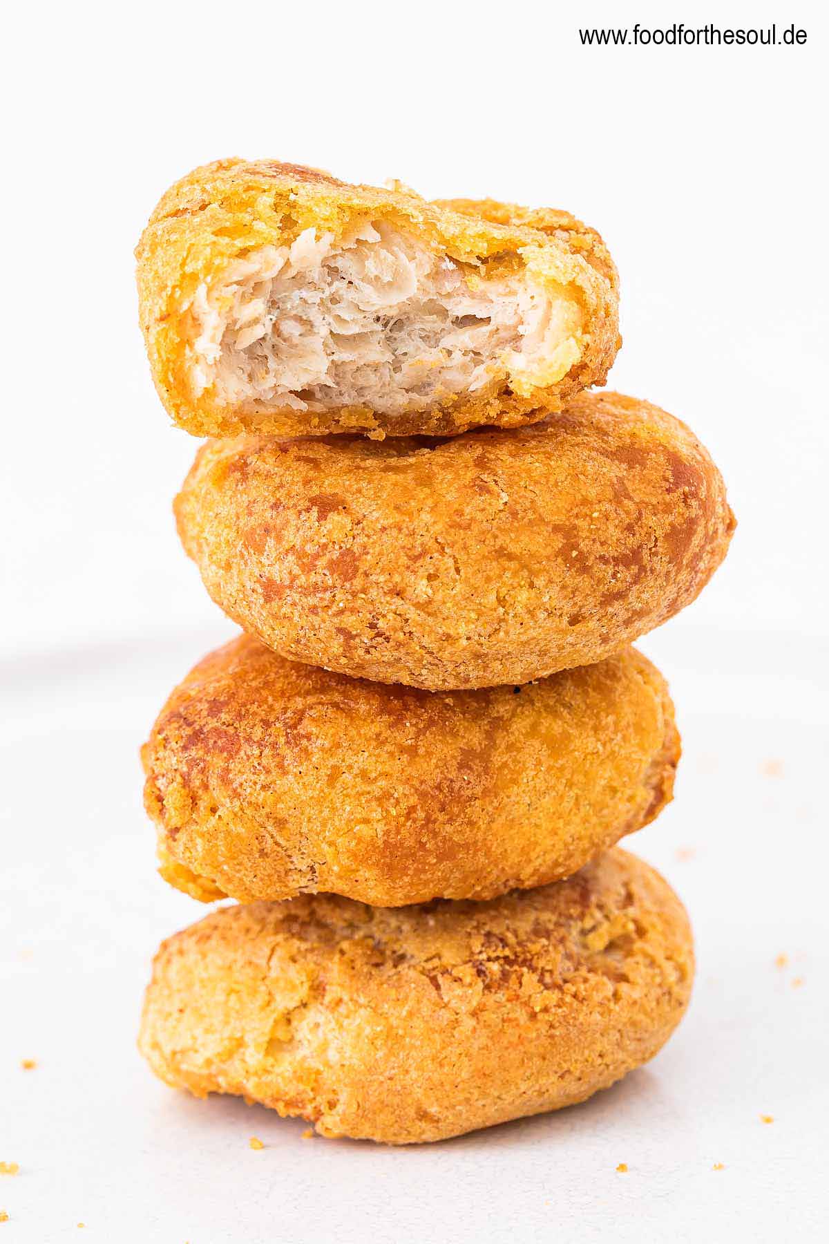 Im Airfryer frittierte TK Chicken Nugguts auf einem Teller gestapelt