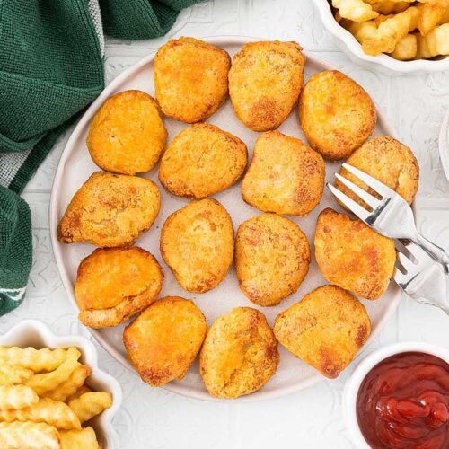 Im Airfryer frittierte TK Chicken Nugguts angerichtet auf einem Teller