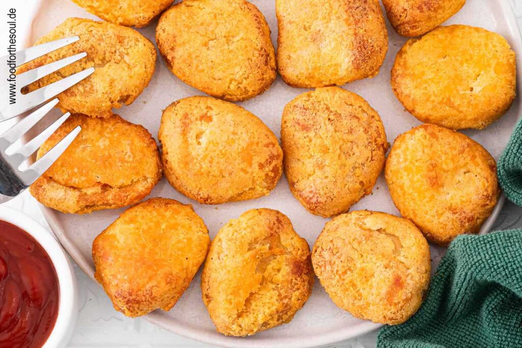 Im Airfryer frittierte TK Chicken Nugguts angerichtet auf einem Teller