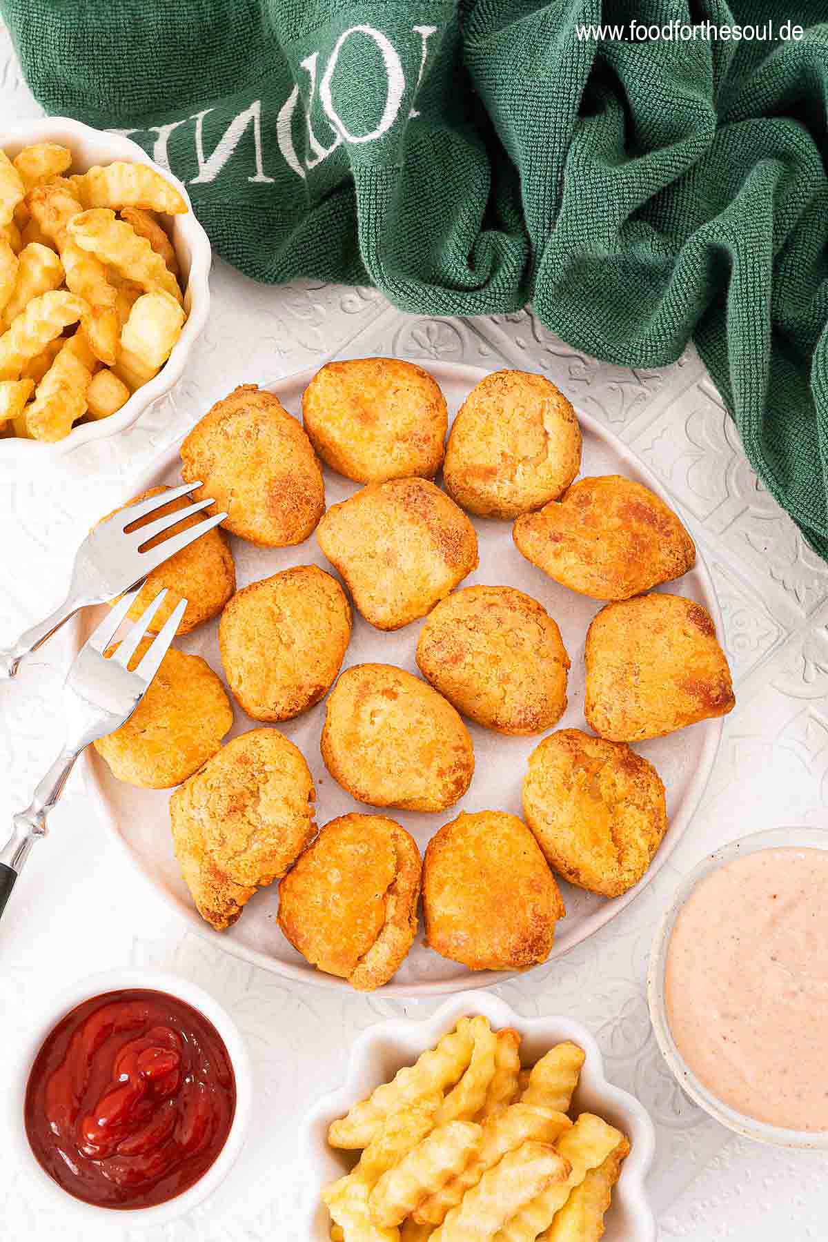 Im Airfryer frittierte TK Chicken Nugguts angerichtet auf einem Teller