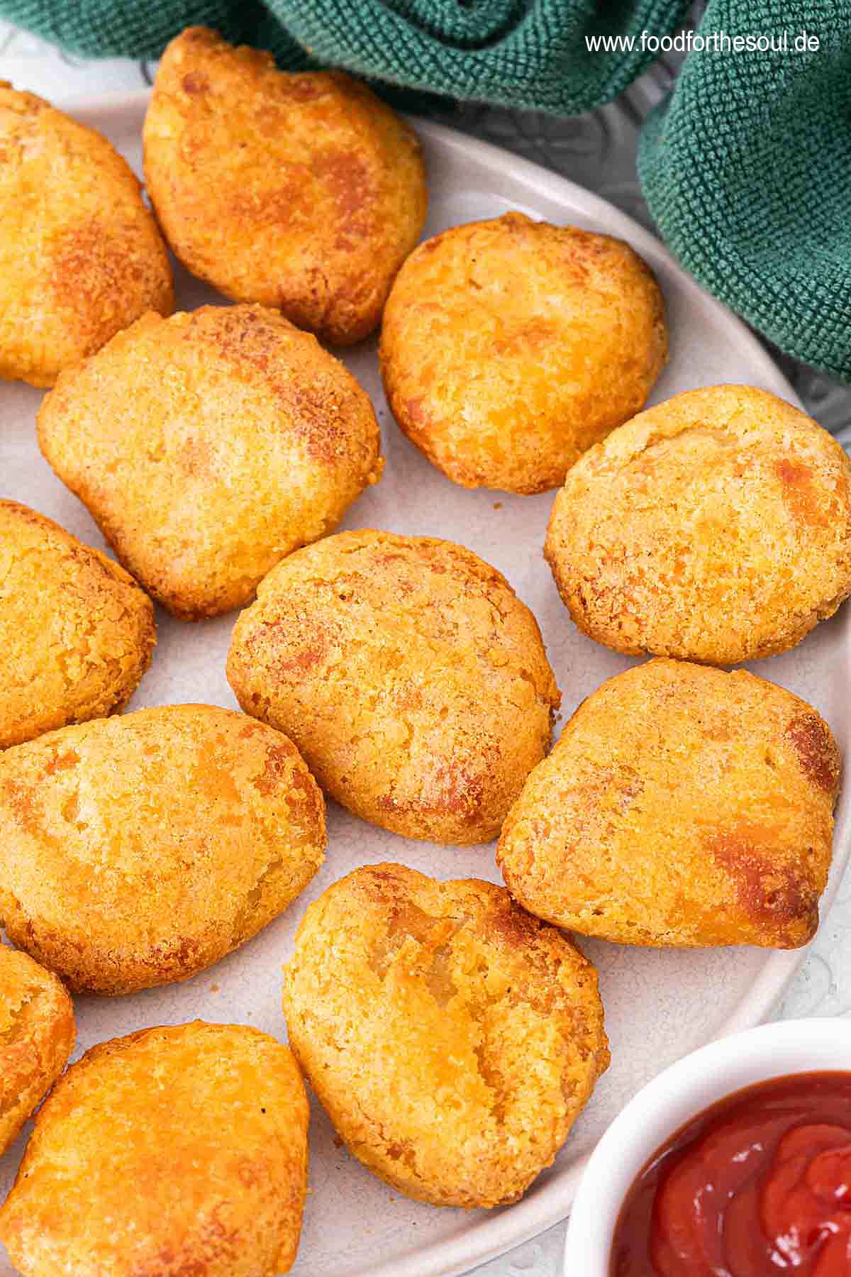 Im Airfryer frittierte TK Chicken Nugguts angerichtet auf einem Teller