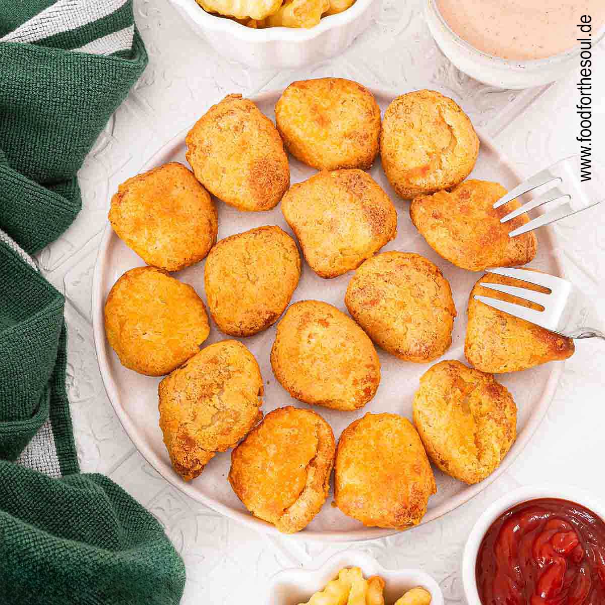 Im Airfryer frittierte TK Chicken Nugguts angerichtet auf einem Teller