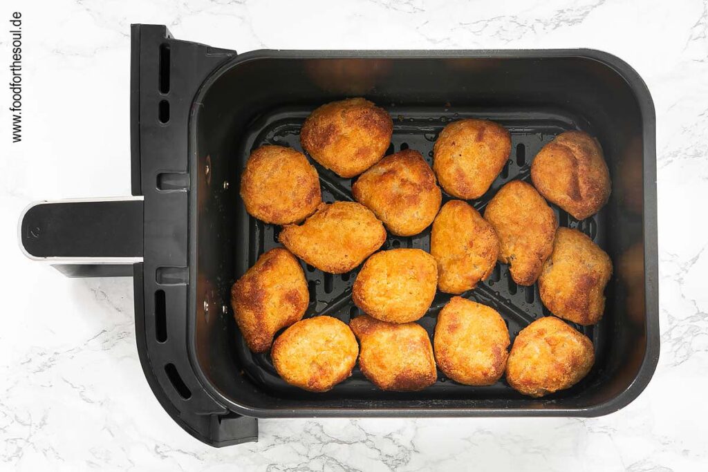 TK Chicken Nuggets kurz im Frittierkorb ruhen lassen - Schritt 3