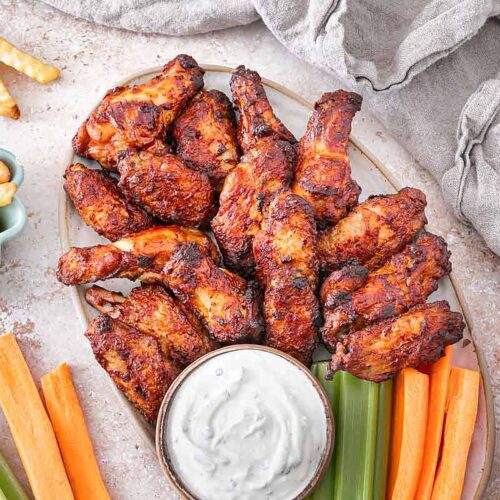Im Airfryer frittierte TK Chicken Wings angerichetet mit Dip, Sellerie und Karotten