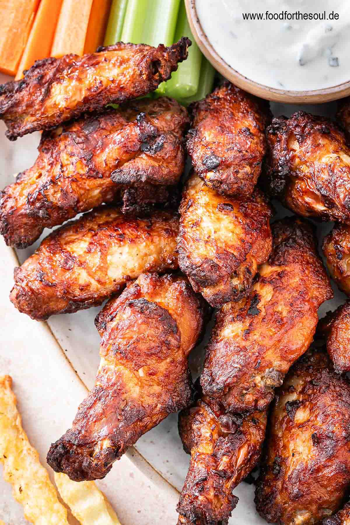Im Airfryer frittierte TK Chicken Wings angerichetet mit Dip, Sellerie und Karotten